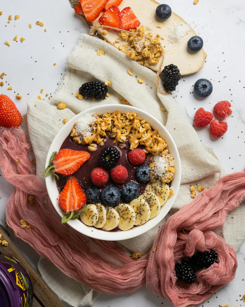 Granola ve kırmızı meyvelerle hazırlanmış kahvaltı kasesi
